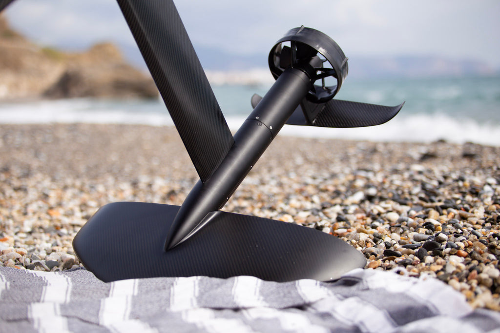 Breezy X Carbon Black e-foil i kolfiber på vattnet