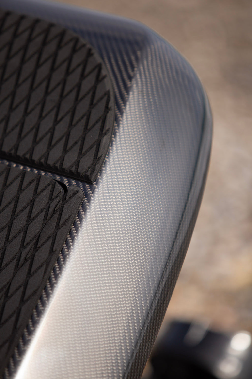 Breezy X Carbon Black e-foil i kolfiber på vattnet