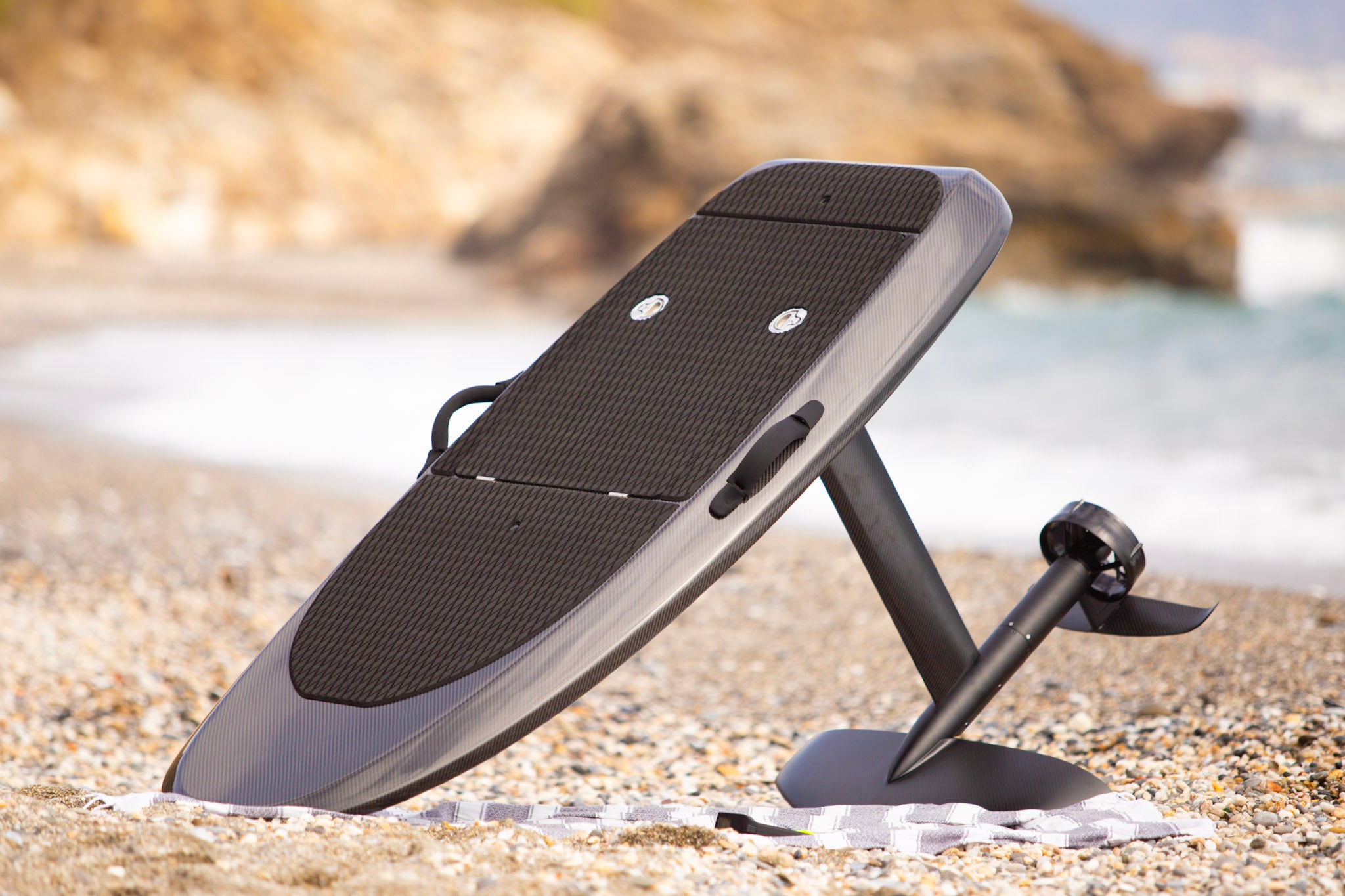 Breezy X Carbon Black e-foil i kolfiber på vattnet