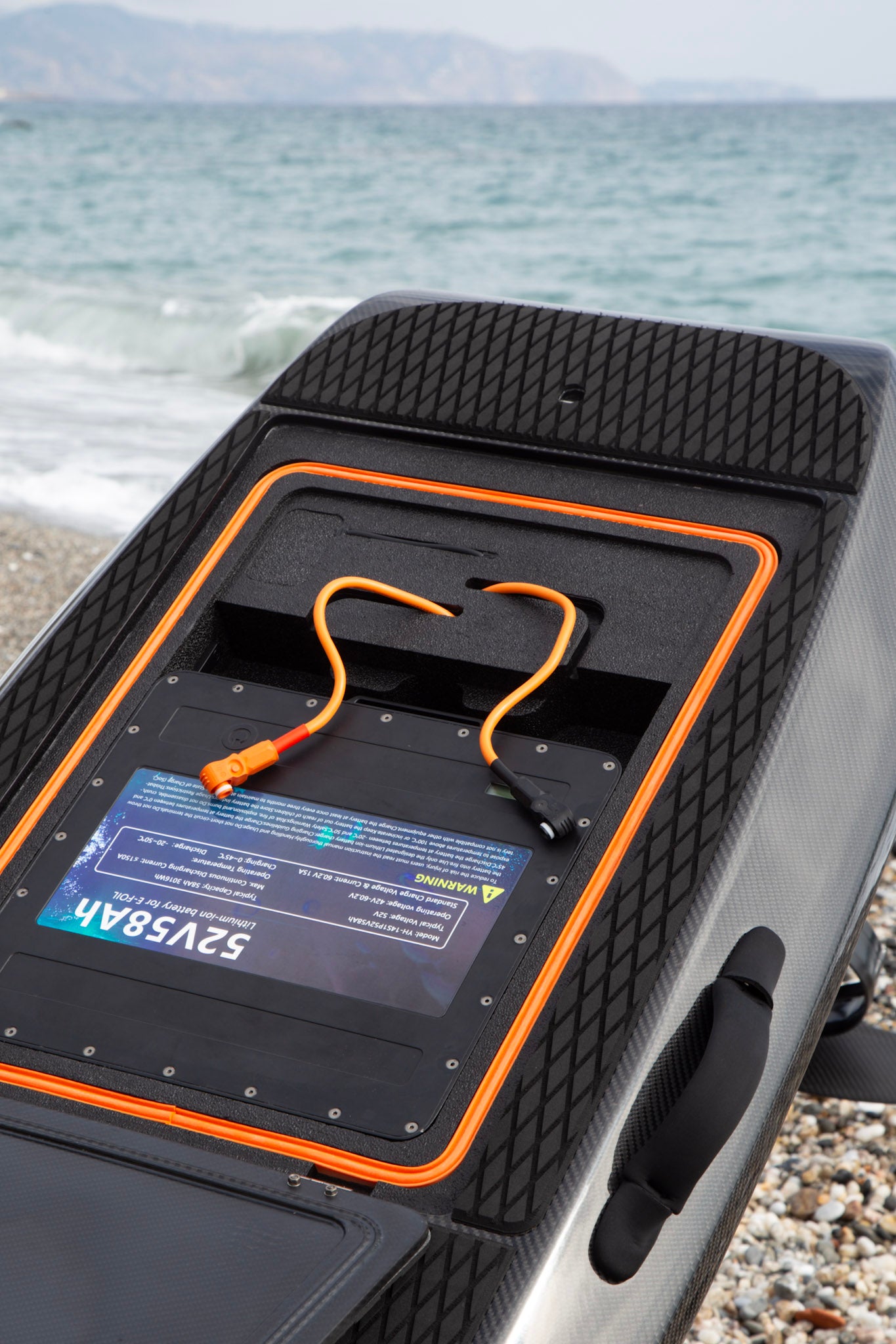 Breezy X Carbon Black e-foil i kolfiber på vattnet