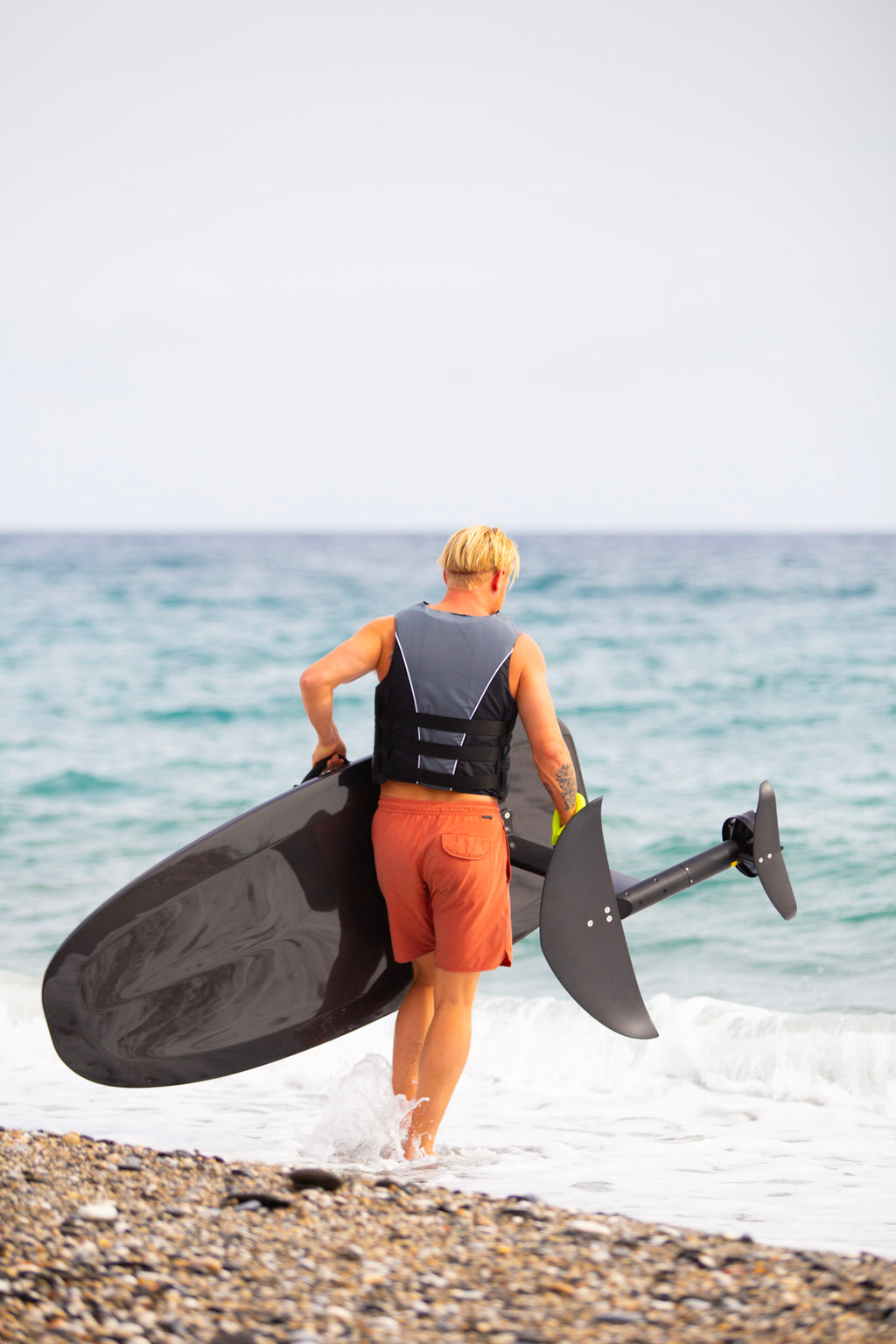 Breezy X Carbon Black e-foil i kolfiber på vattnet