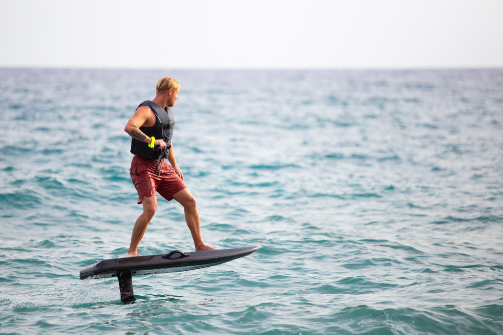 Breezy X Carbon Black e-foil i kolfiber på vattnet