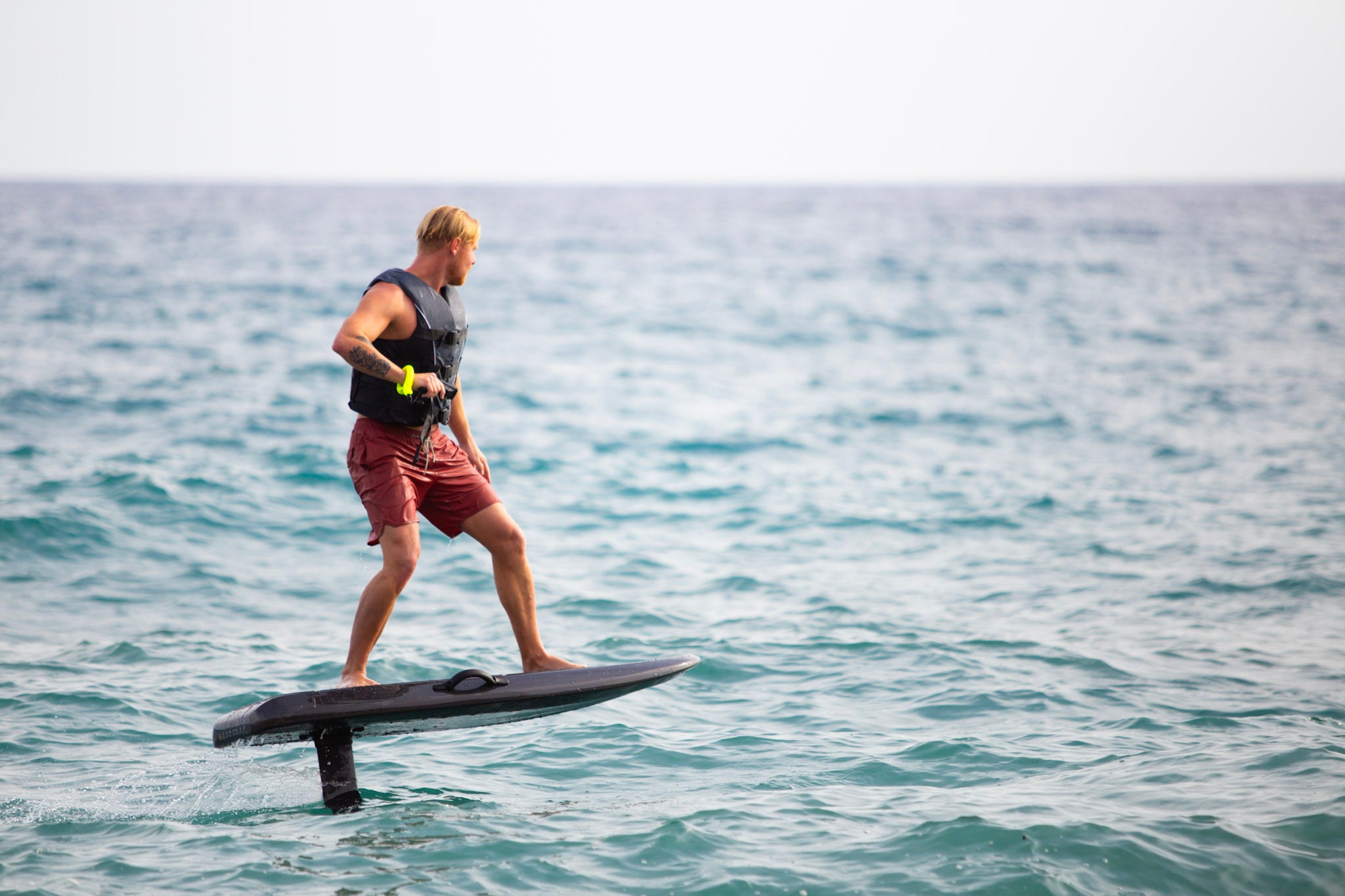 Breezy X Carbon Black e-foil i kolfiber på vattnet