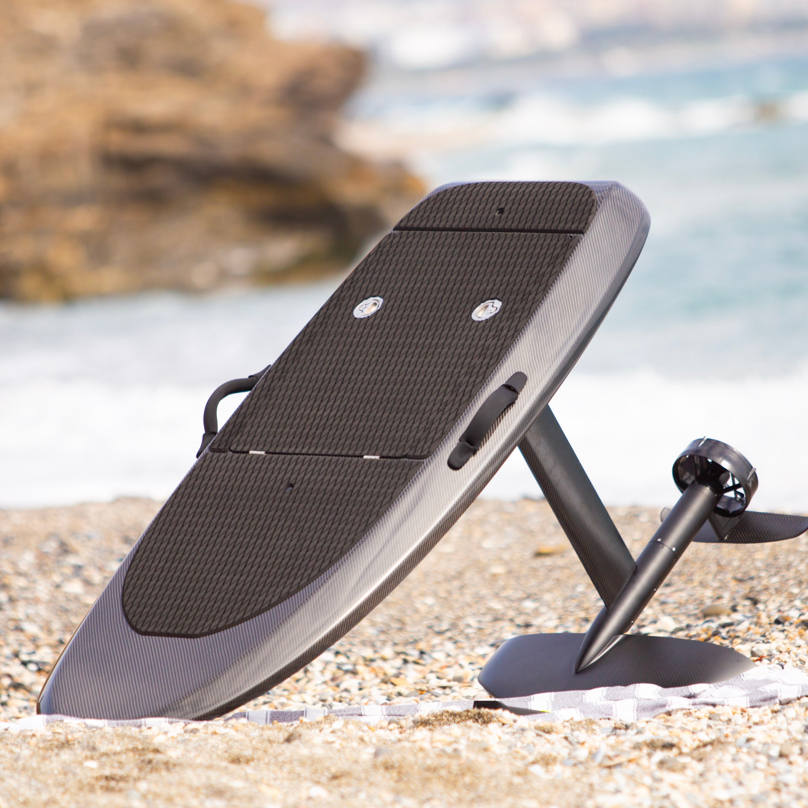 Breezy X Carbon Black e-foil i kolfiber på vattnet